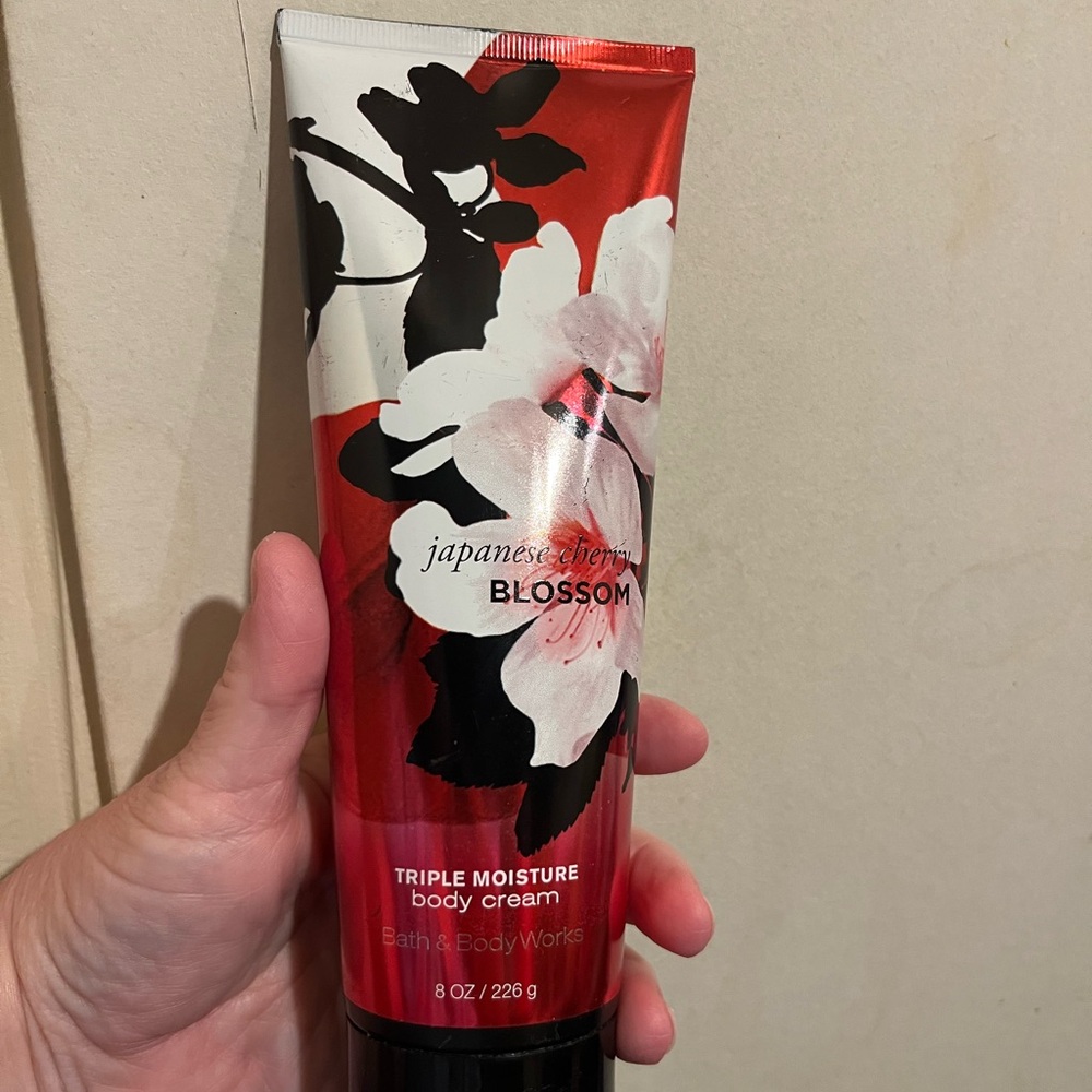 Bath & Body Works Japanese Cherry Blossom Body Cream . NWT